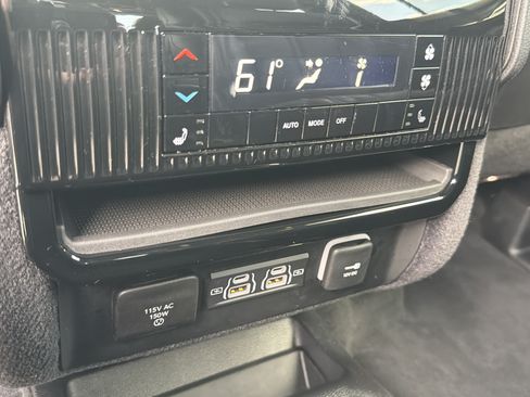 Used 2024 Jeep Wagoneer Series III AWD/4WD image 29