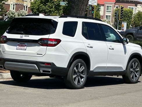 New 2025 Honda Pilot Touring image 4