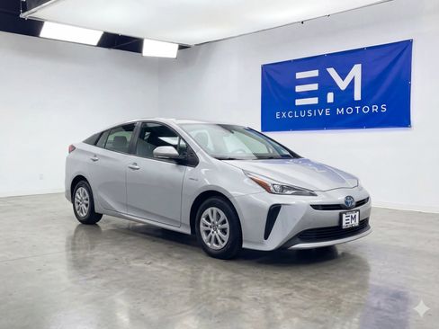 Used 2021 Toyota Prius LE image 1