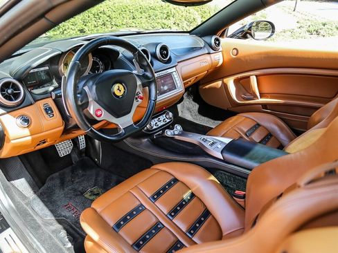 Used 2010 Ferrari California RWD image 23