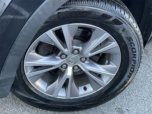 Used 2015 Toyota Highlander XLE image 2