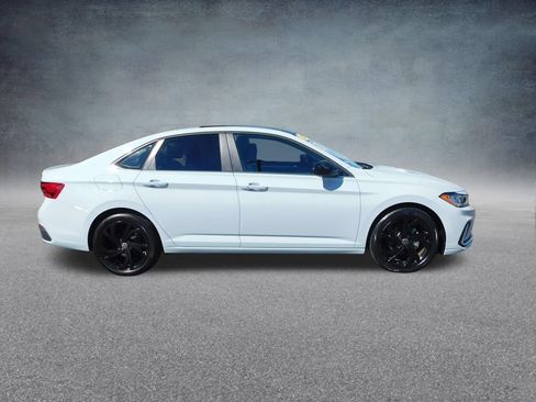 Used 2025 Volkswagen Jetta SE FWD image 2