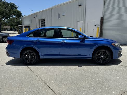 Certified 2023 Volkswagen Jetta SE w/ Panoramic Sunroof Package FWD image 3