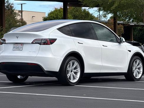 Used 2023 Tesla Model Y Long Range image 10