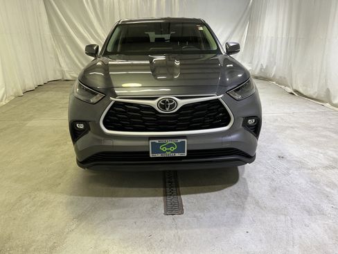 Used 2023 Toyota Highlander LE AWD/4WD image 3