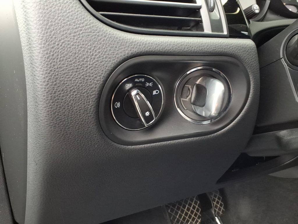 Used 2022 Porsche Macan AWD/4WD image 11