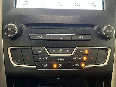 Used 2017 Ford Fusion SE w/ Fusion SE Technology Package image 15