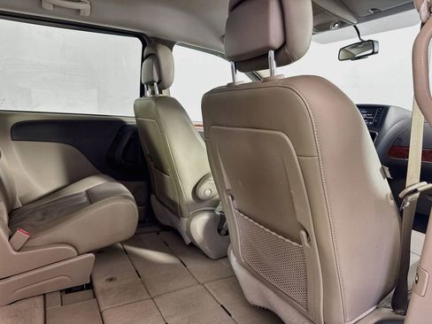 Used 2014 Chrysler Town & Country Touring FWD image 32