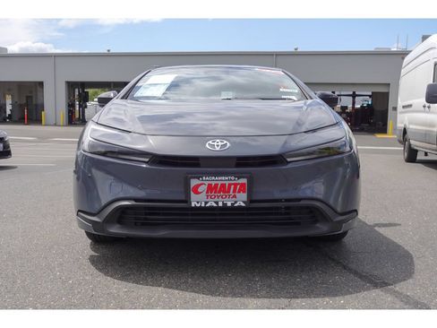 Used 2025 Toyota Prius LE FWD image 8
