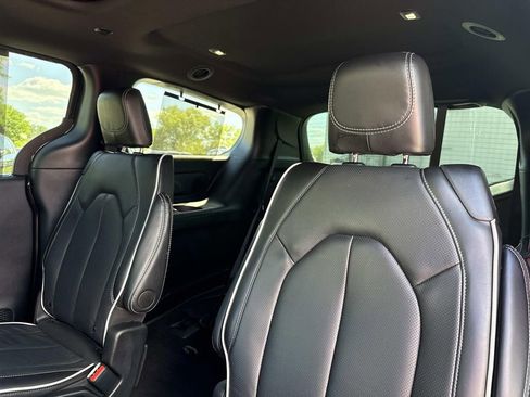 Used 2025 Chrysler Pacifica Limited FWD image 12