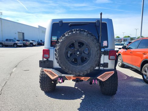 Used 2014 Jeep Wrangler Unlimited Sahara w/ Connectivity Group AWD/4WD image 5