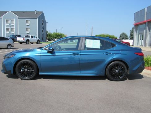 Used 2025 Toyota Camry SE FWD image 9