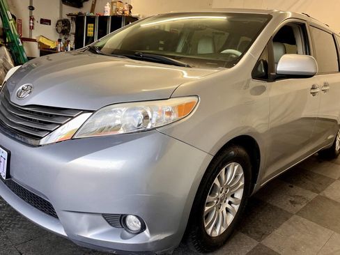 Used 2011 Toyota Sienna XLE image 8