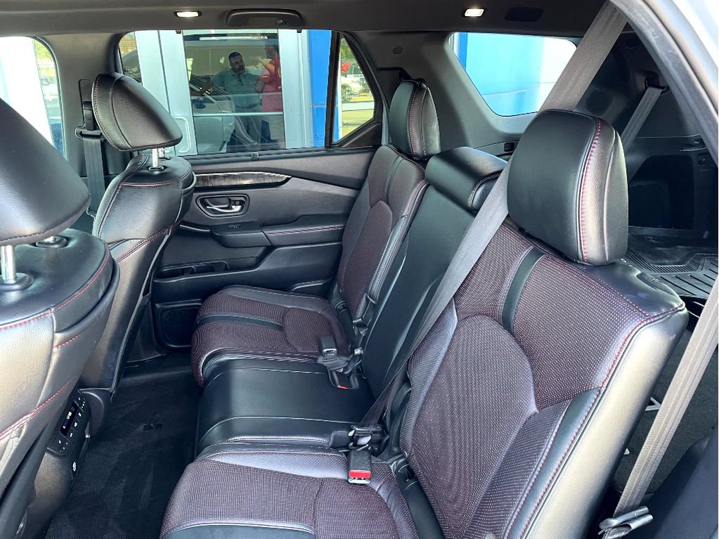 Certified 2025 Honda Pilot Black Edition image 10