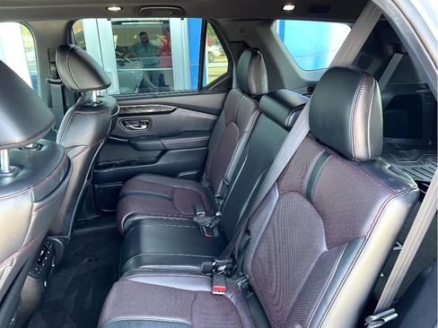 Certified 2025 Honda Pilot Black Edition image 10