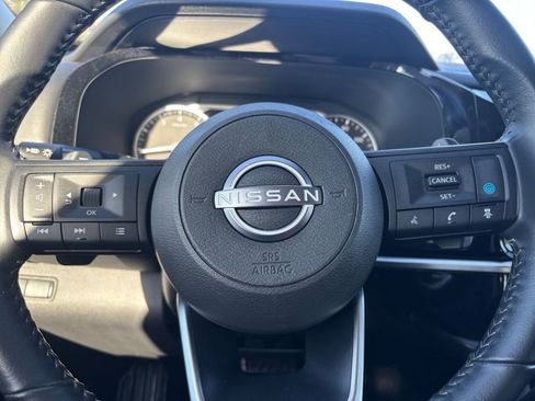 Used 2025 Nissan Pathfinder SV image 30