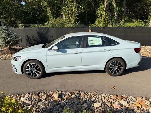 New 2025 Volkswagen Jetta SE image 2