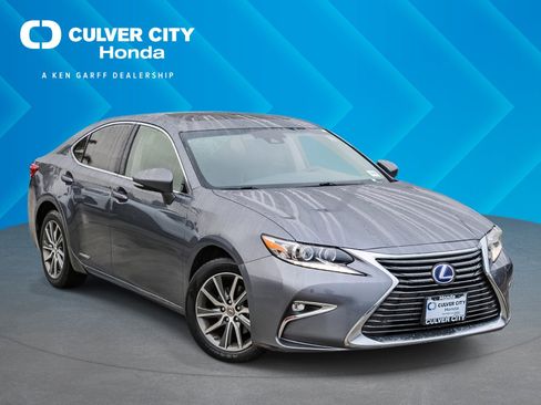 Used 2017 Lexus ES 300h image 1