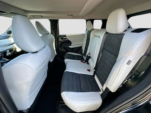 New 2025 Mitsubishi Outlander SE image 17