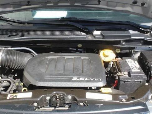 Used 2015 Chrysler Town & Country Touring image 49