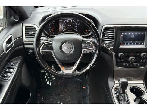 Used 2020 Jeep Grand Cherokee Laredo image 16