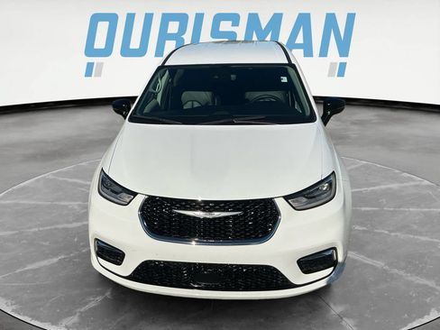 Used 2024 Chrysler Pacifica Touring-L FWD image 9