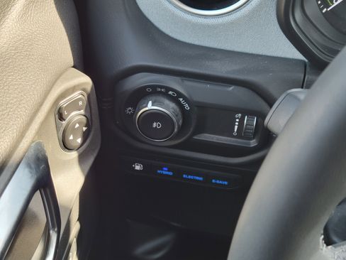 Used 2025 Jeep Wrangler Unlimited Sahara AWD/4WD image 10