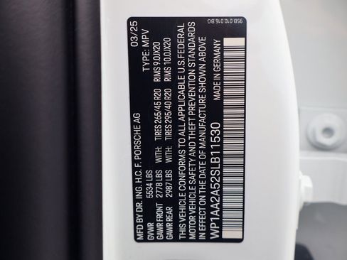 Certified 2025 Porsche Macan AWD/4WD image 29