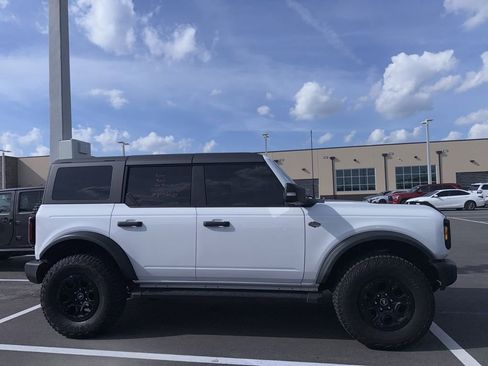 Used 2023 Ford Bronco Wildtrak image 2