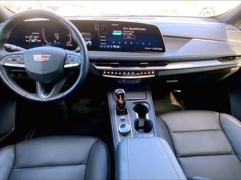 Used 2024 Cadillac XT4 Luxury w/ Cold Weather Package image 15