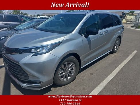 Used 2021 Toyota Sienna XLE AWD/4WD image 1