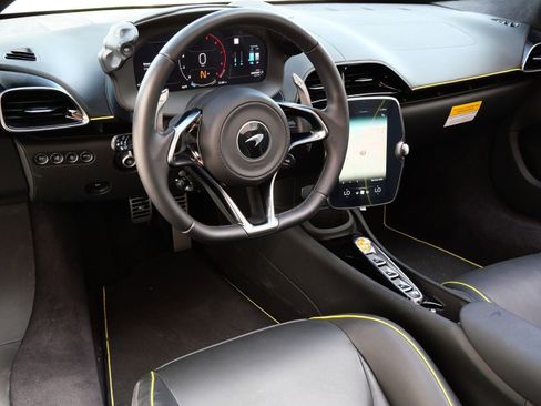 Used 2025 McLaren Artura Spider image 8