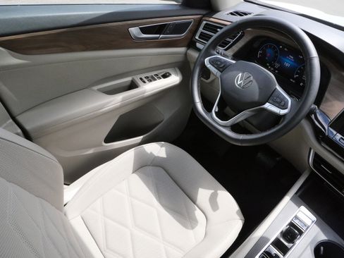 Certified 2025 Volkswagen Atlas SE AWD/4WD image 9