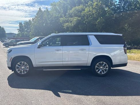 Used 2025 Chevrolet Suburban Premier AWD/4WD image 8