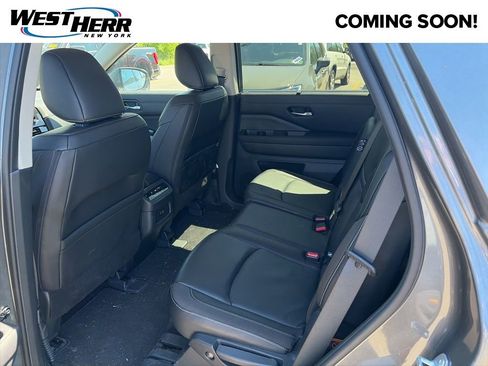 Used 2023 Nissan Pathfinder SL AWD/4WD image 6