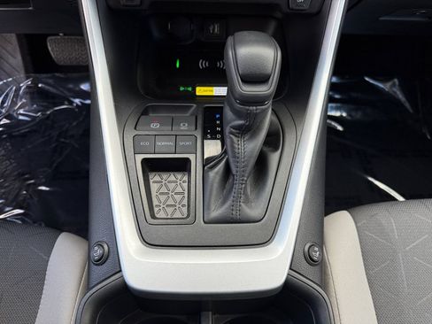 Used 2025 Toyota RAV4 XLE FWD image 18
