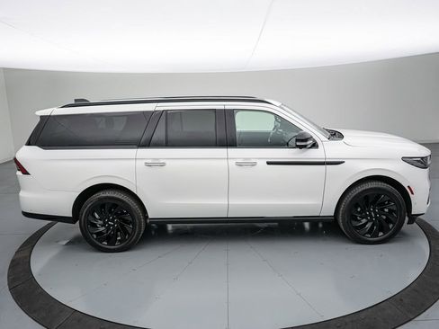 Used 2025 Lincoln Navigator L Reserve w/ Jet Appearance Package image 3