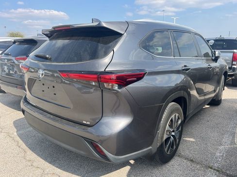 Used 2023 Toyota Highlander XLE image 4