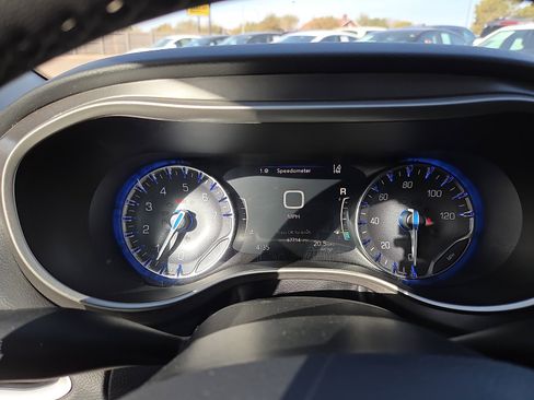 Used 2023 Chrysler Pacifica Touring-L image 18