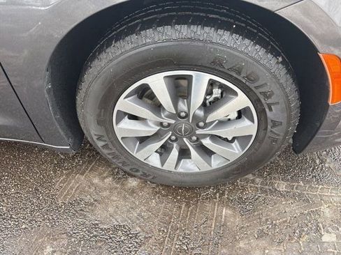 Used 2022 Chrysler Pacifica Touring-L w/ Uconnect Theater Family Group image 44