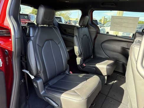 New 2026 Chrysler Pacifica Select image 24
