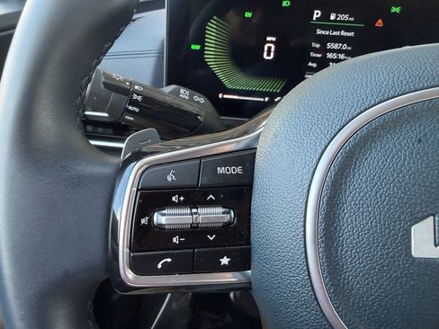 Used 2025 Kia Carnival EX image 29