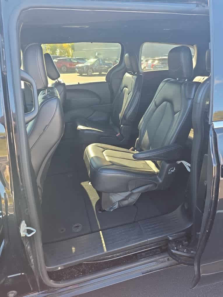 Used 2025 Chrysler Pacifica Select FWD image 6