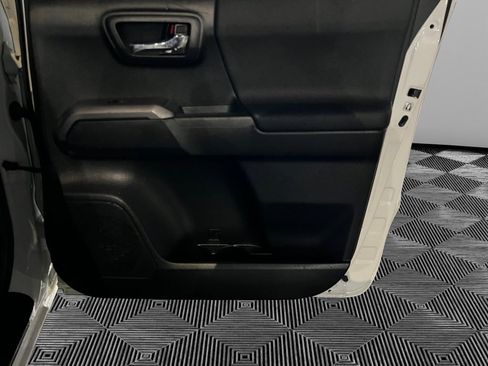 Used 2017 Toyota Tacoma TRD Sport image 15