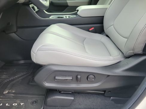 Certified 2025 Honda Pilot Touring image 17