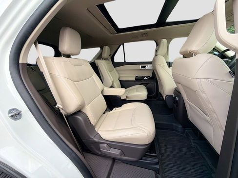 Used 2024 Ford Explorer Platinum w/ Technology Package AWD/4WD image 28