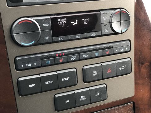 Used 2014 Lincoln Navigator image 24