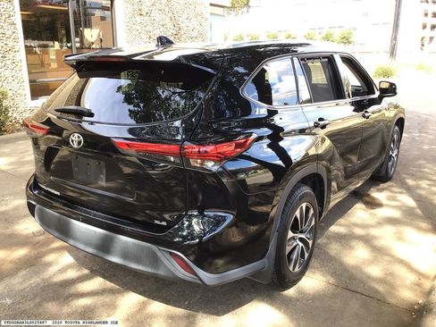 Used 2020 Toyota Highlander XLE FWD image 4