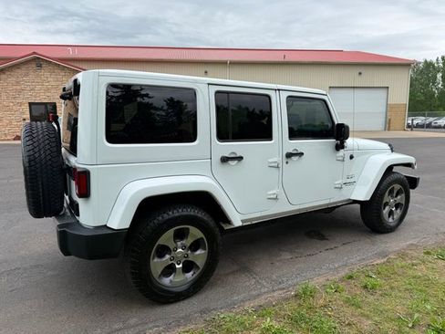 Used 2017 Jeep Wrangler Unlimited Sahara w/ Connectivity Group AWD/4WD image 4