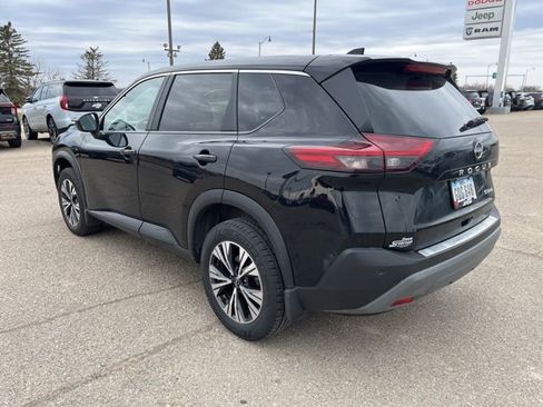 Used 2023 Nissan Rogue SV image 3